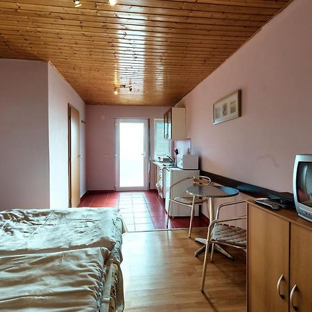 Apartmanovy Dom Red Hotel Podhájska Buitenkant foto