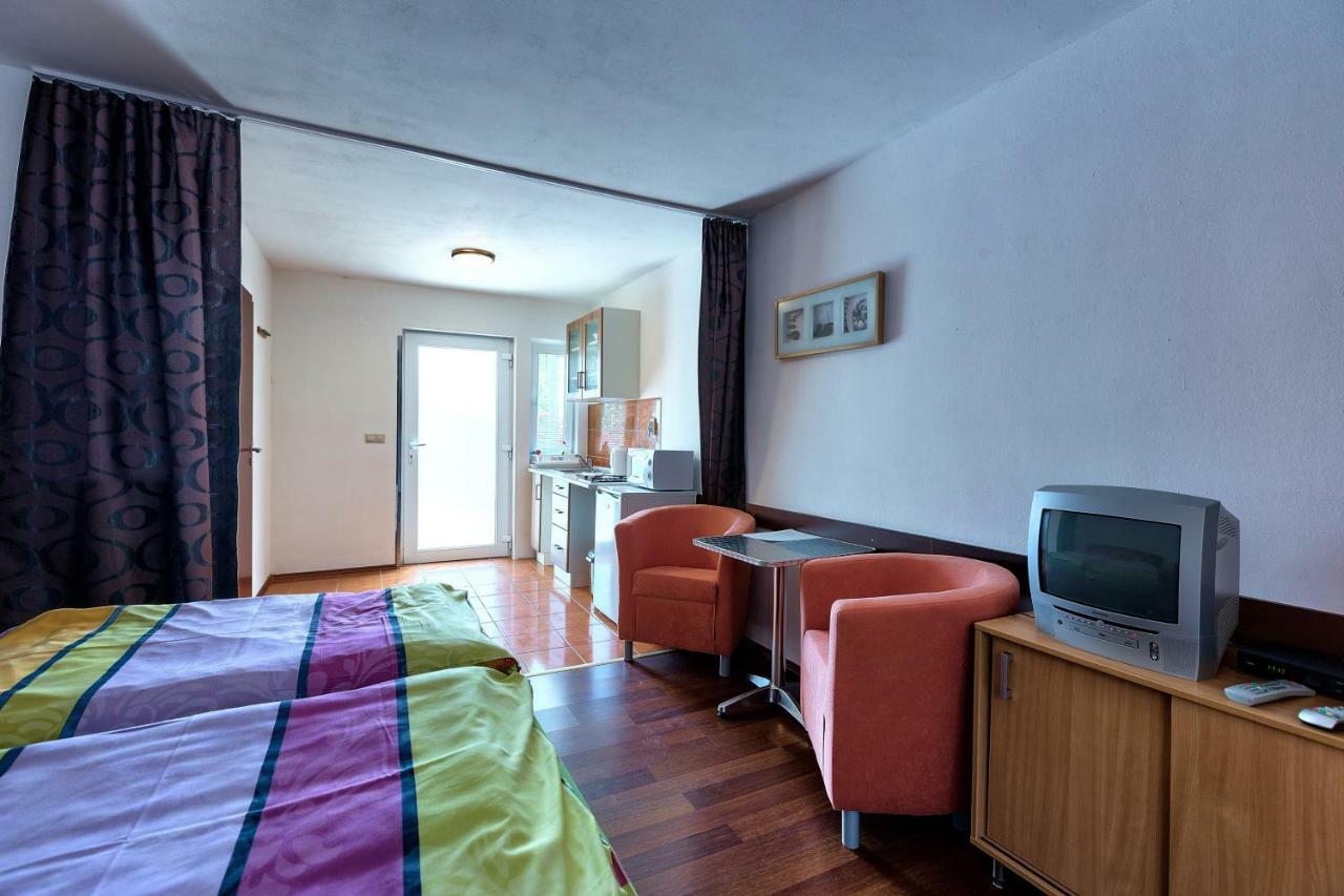 Apartmanovy Dom Red Hotel Podhájska Buitenkant foto