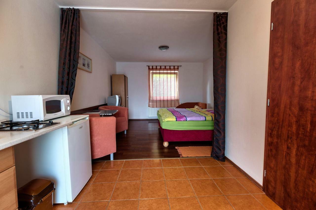 Apartmanovy Dom Red Hotel Podhájska Buitenkant foto