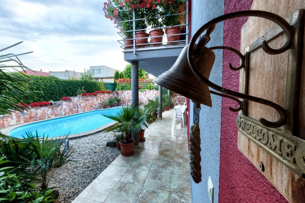 Apartmanovy Dom Red Hotel Podhájska Buitenkant foto