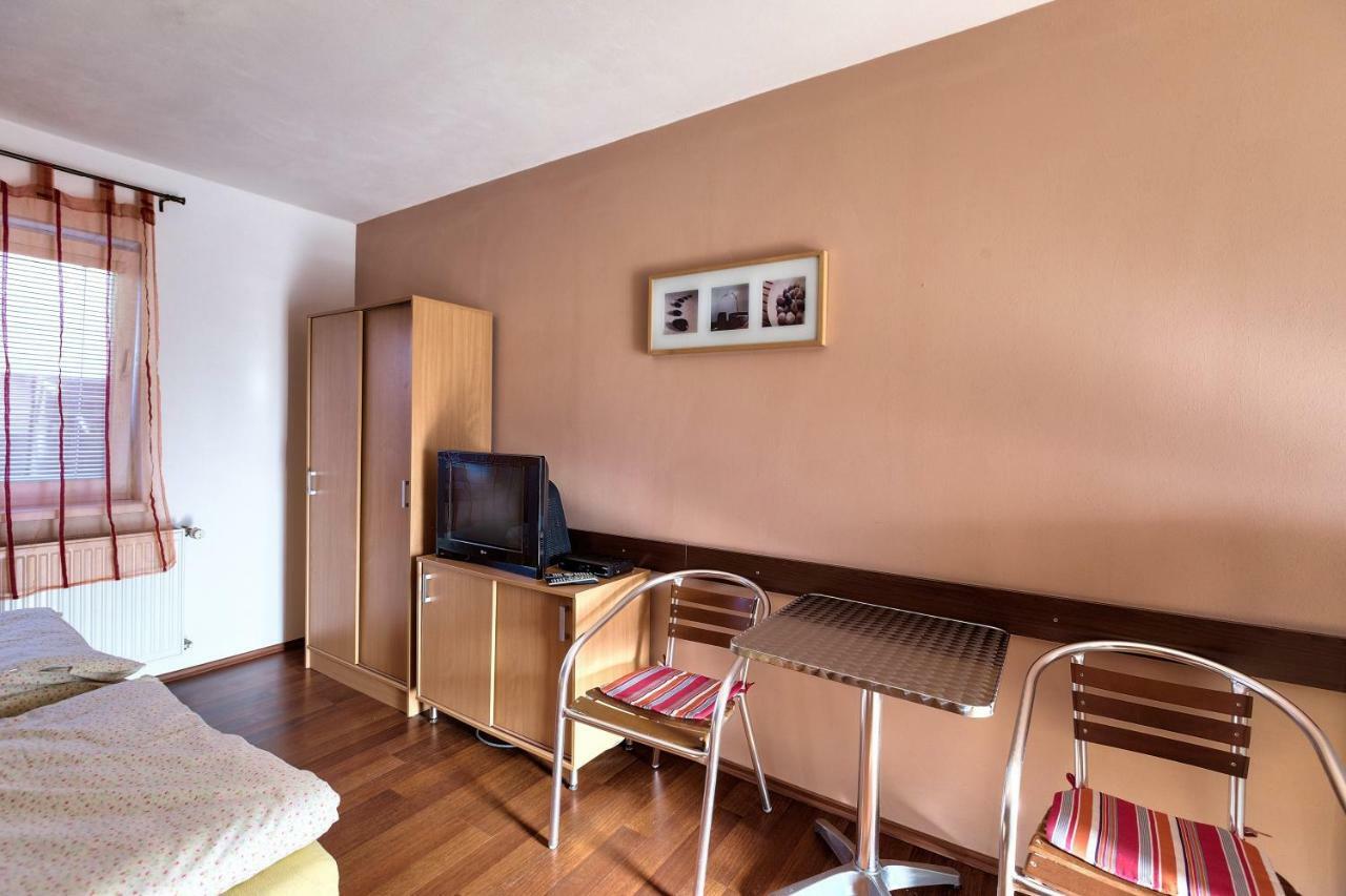 Apartmanovy Dom Red Hotel Podhájska Buitenkant foto