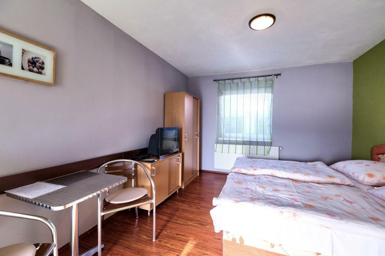 Apartmanovy Dom Red Hotel Podhájska Buitenkant foto