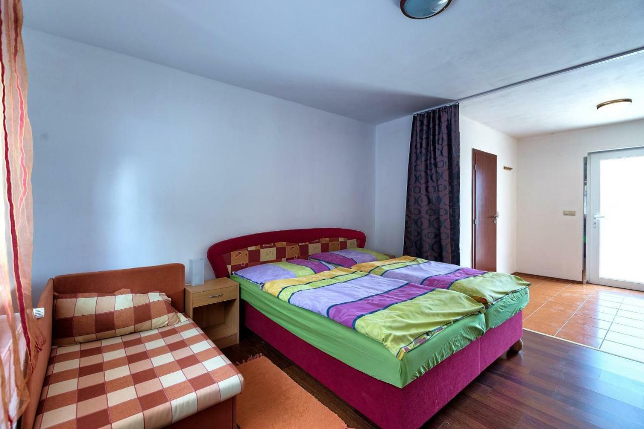 Apartmanovy Dom Red Hotel Podhájska Buitenkant foto