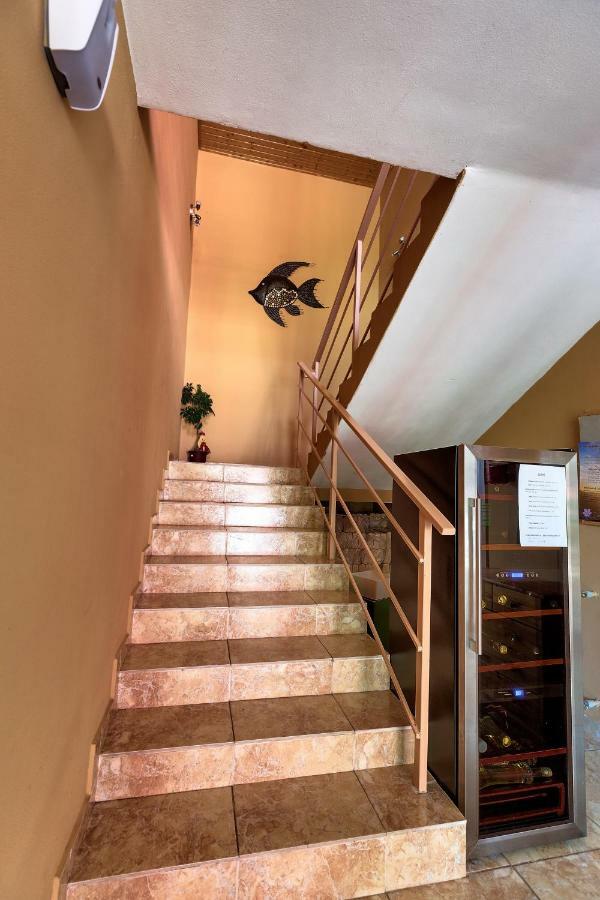 Apartmanovy Dom Red Hotel Podhájska Buitenkant foto