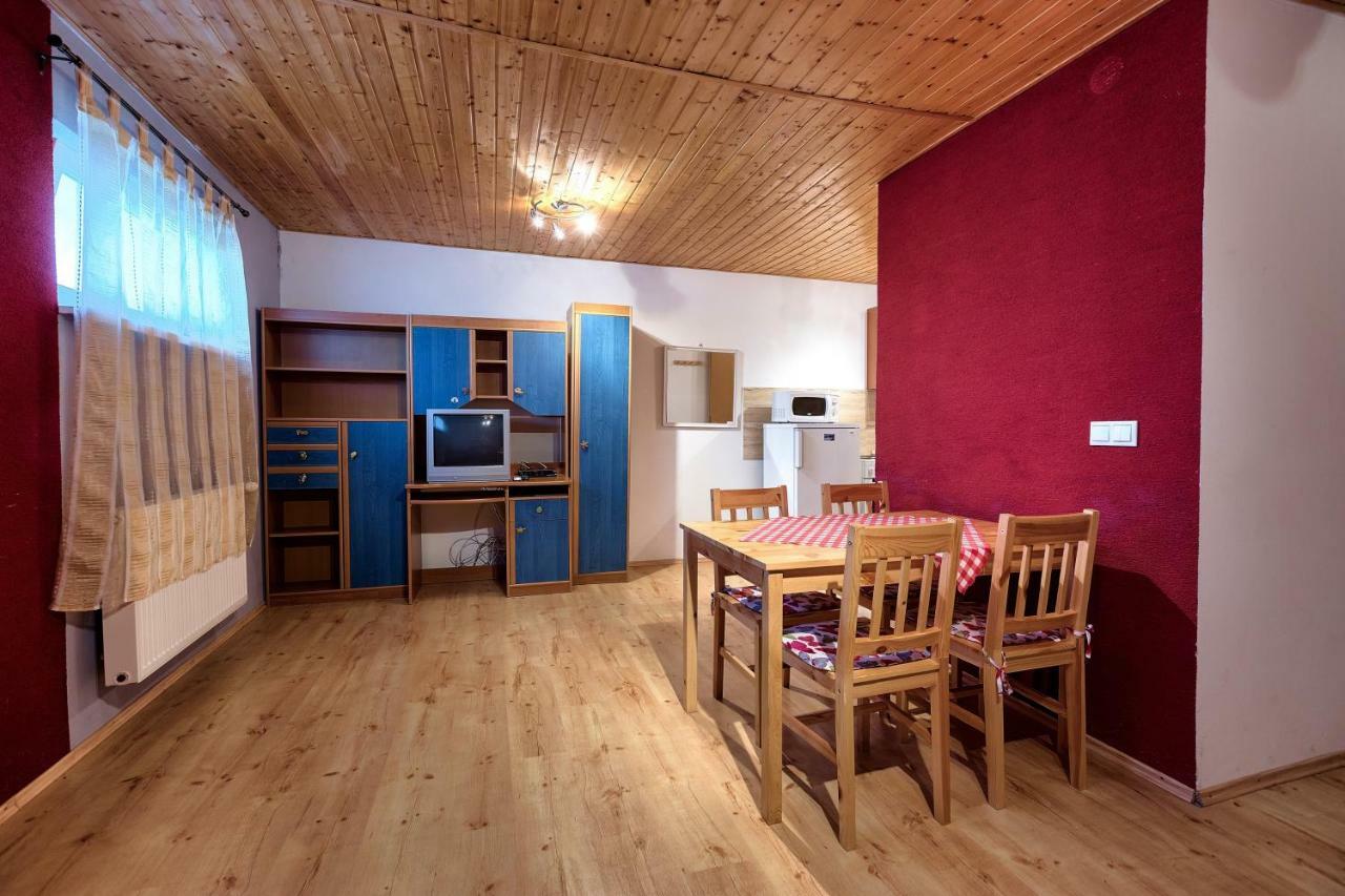 Apartmanovy Dom Red Hotel Podhájska Buitenkant foto