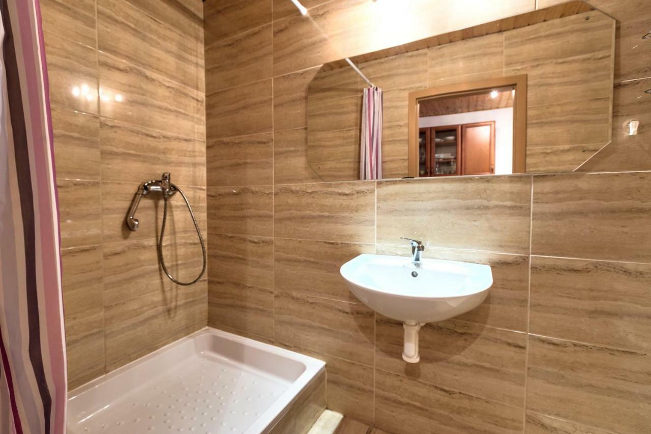 Apartmanovy Dom Red Hotel Podhájska Buitenkant foto