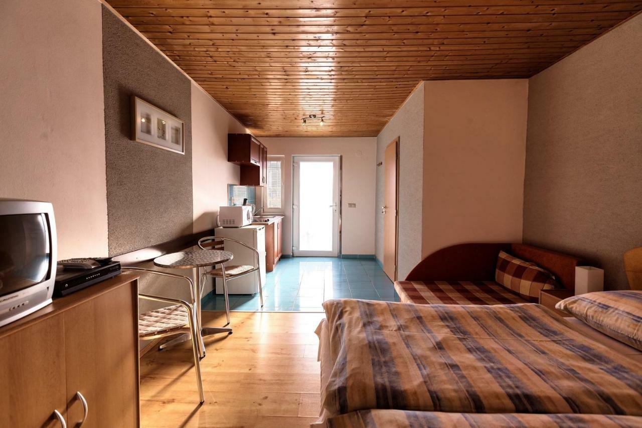 Apartmanovy Dom Red Hotel Podhájska Buitenkant foto