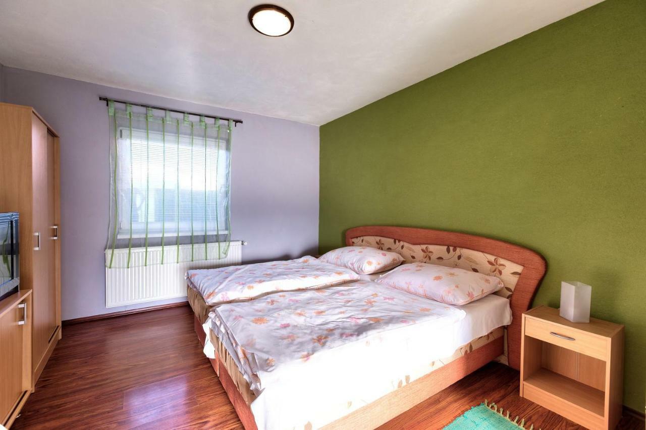 Apartmanovy Dom Red Hotel Podhájska Buitenkant foto