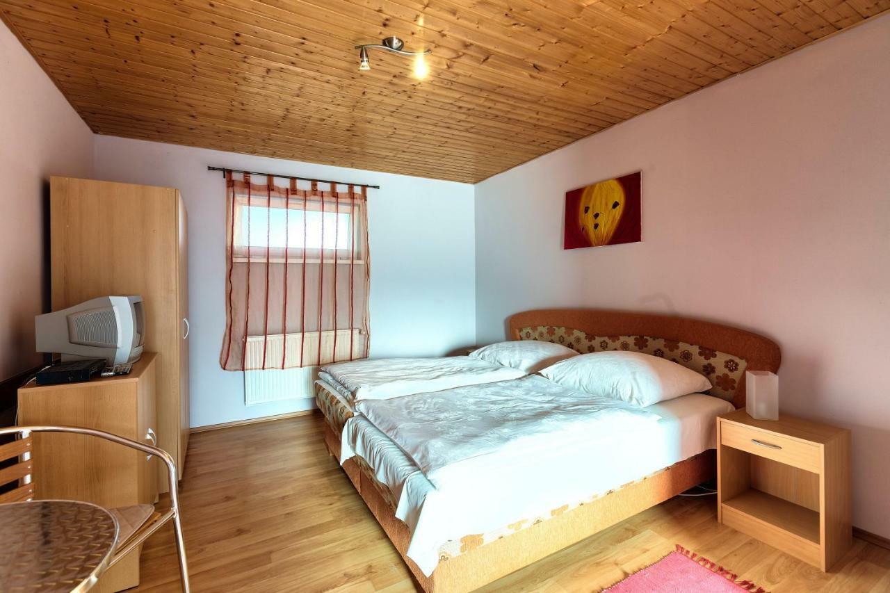 Apartmanovy Dom Red Hotel Podhájska Buitenkant foto