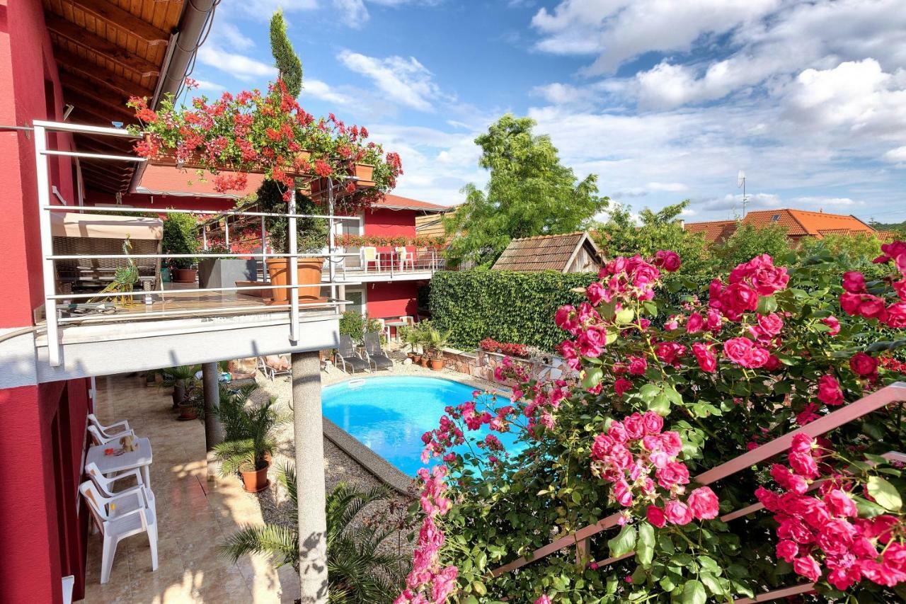 Apartmanovy Dom Red Hotel Podhájska Buitenkant foto