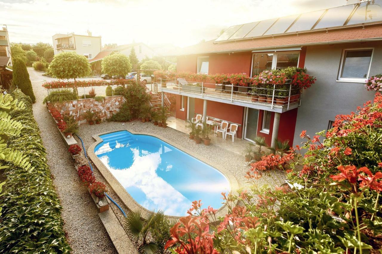 Apartmanovy Dom Red Hotel Podhájska Buitenkant foto