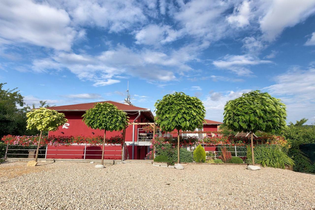 Apartmanovy Dom Red Hotel Podhájska Buitenkant foto