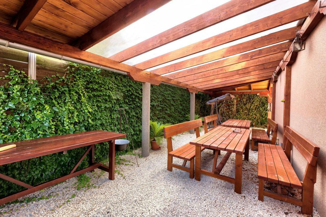 Apartmanovy Dom Red Hotel Podhájska Buitenkant foto