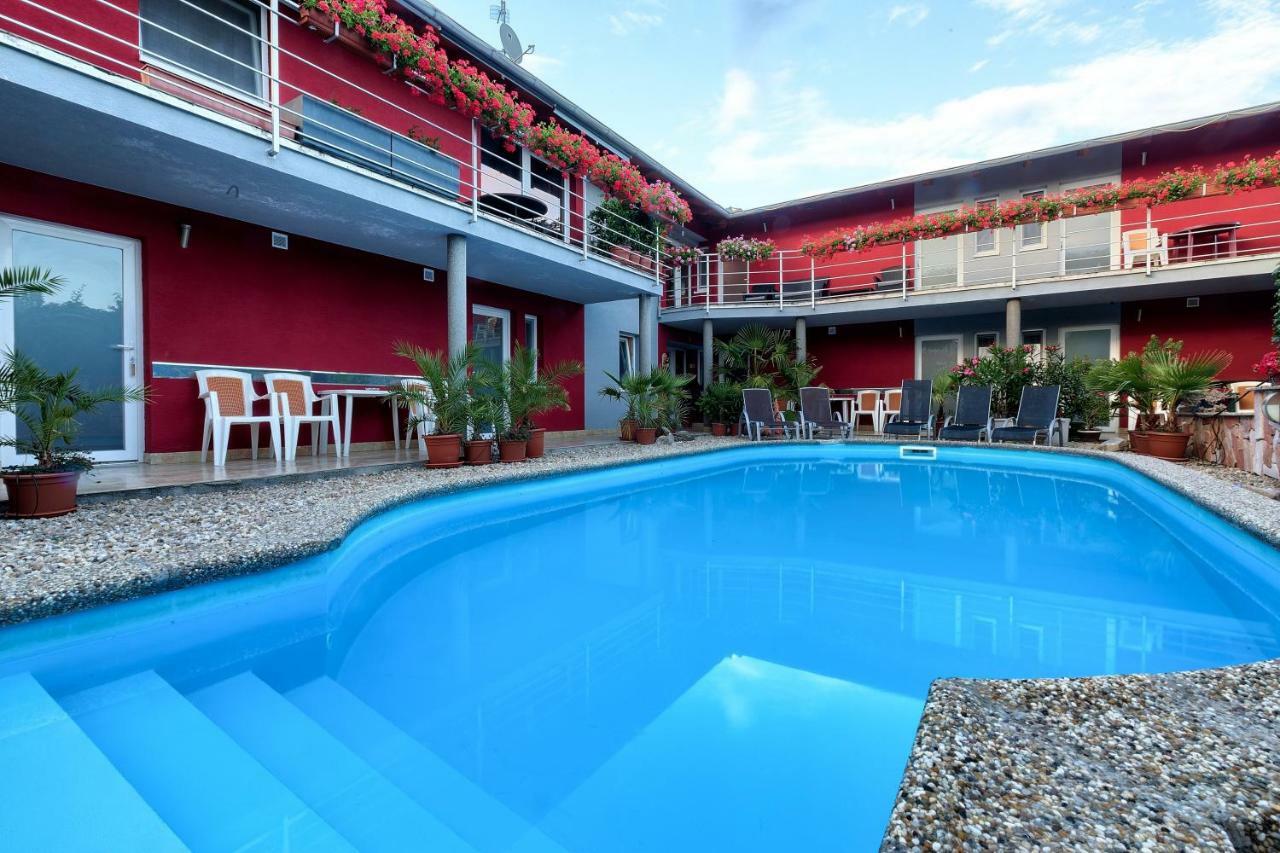 Apartmanovy Dom Red Hotel Podhájska Buitenkant foto