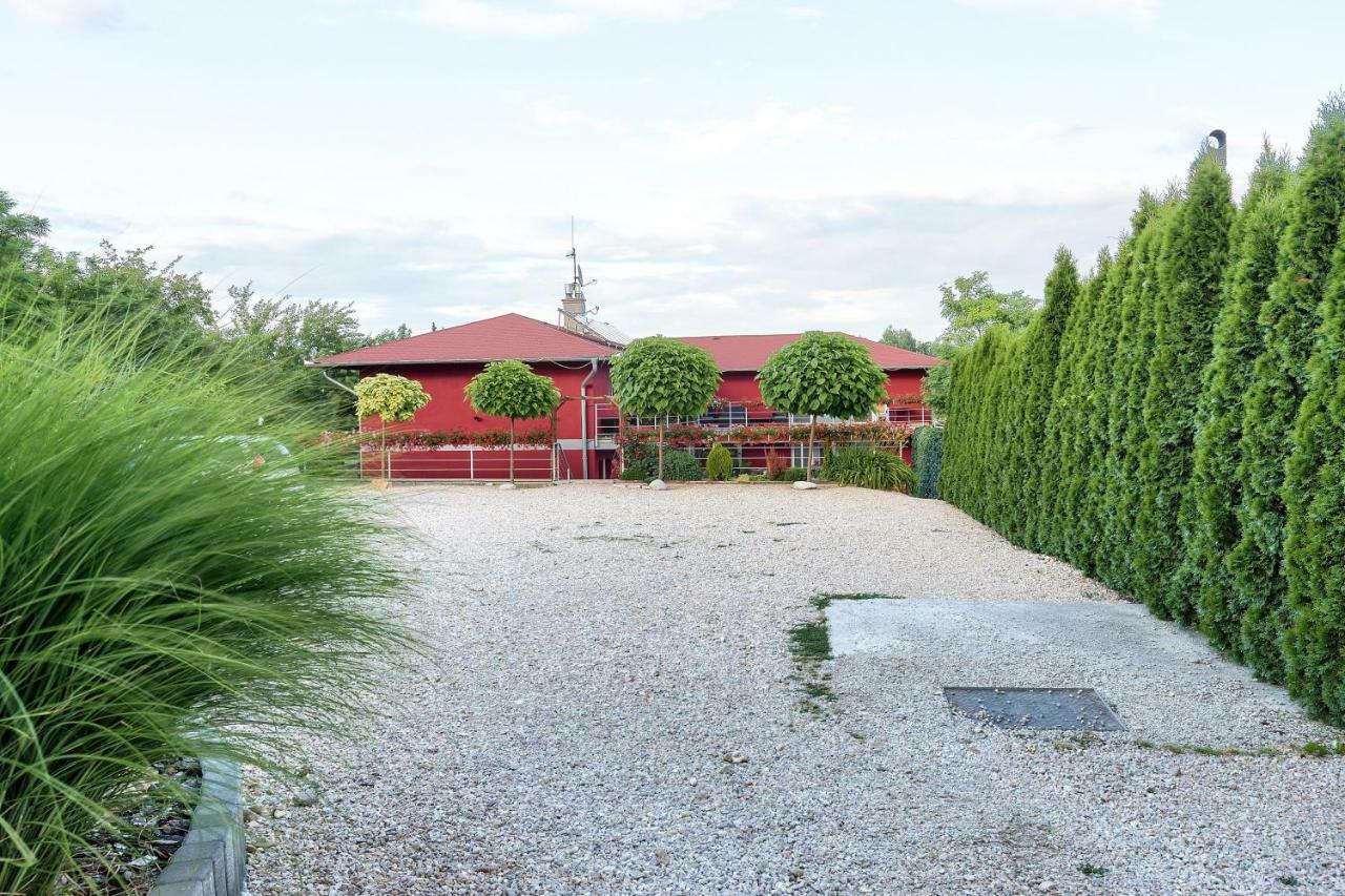 Apartmanovy Dom Red Hotel Podhájska Buitenkant foto