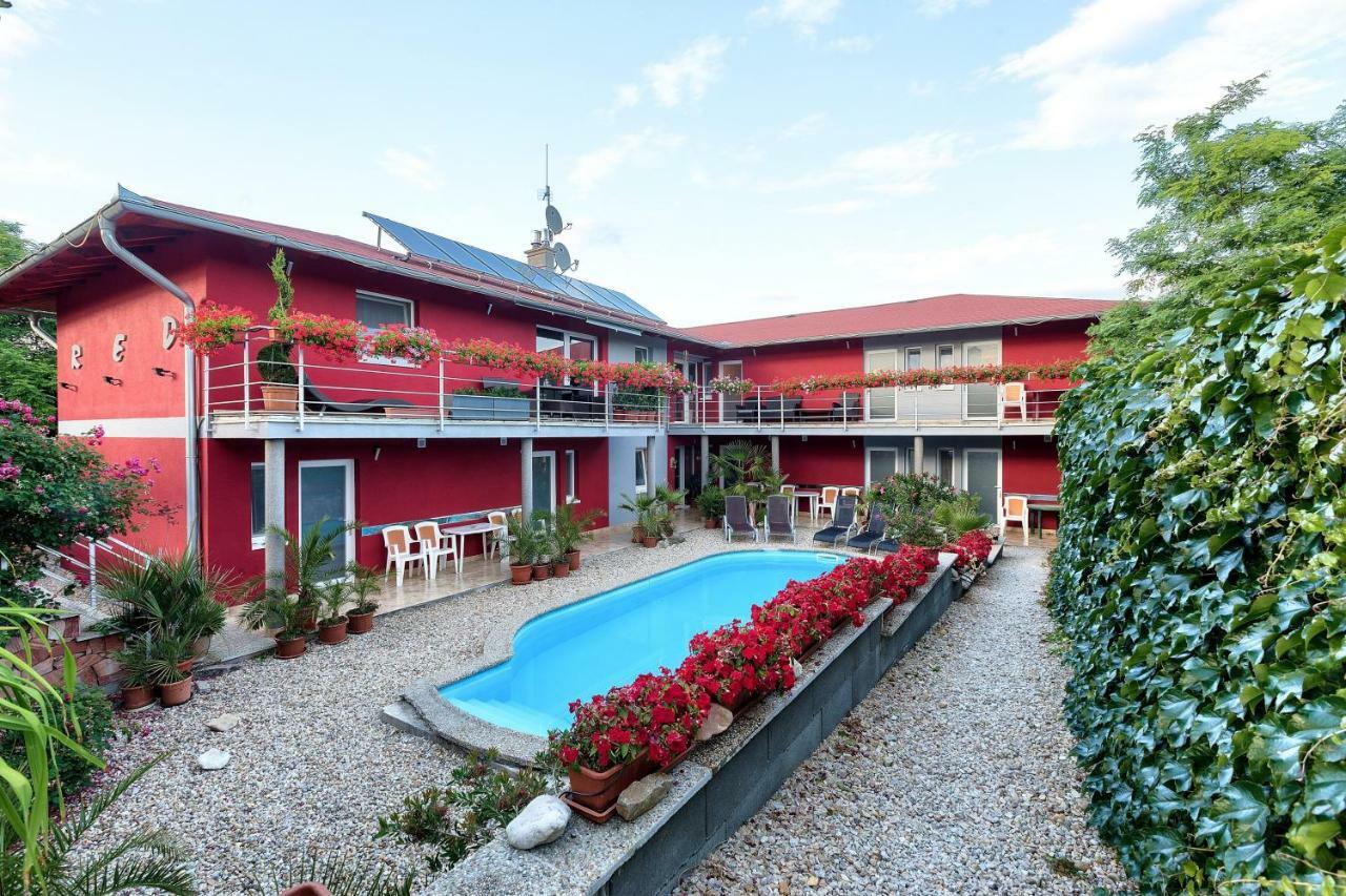 Apartmanovy Dom Red Hotel Podhájska Buitenkant foto