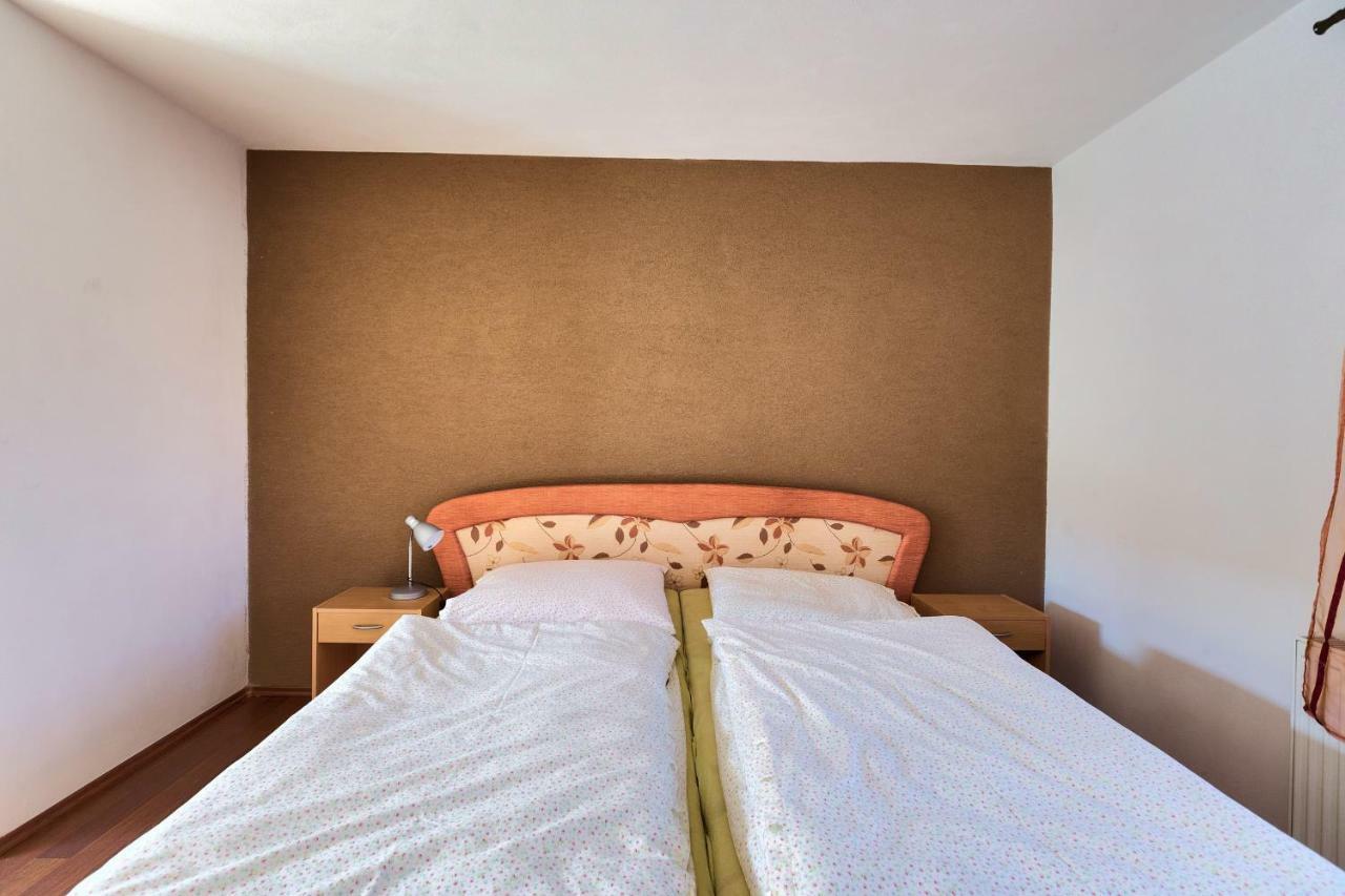 Apartmanovy Dom Red Hotel Podhájska Buitenkant foto