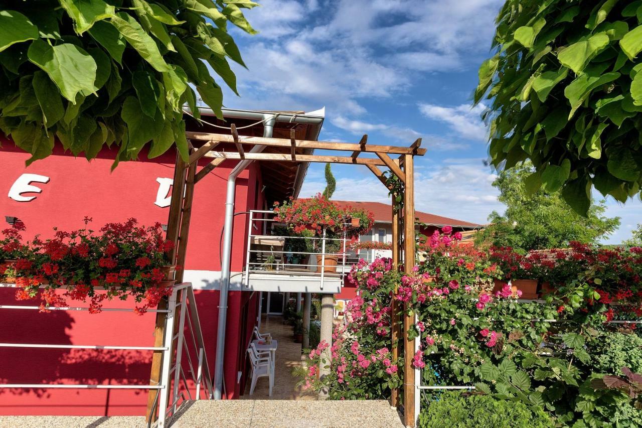Apartmanovy Dom Red Hotel Podhájska Buitenkant foto