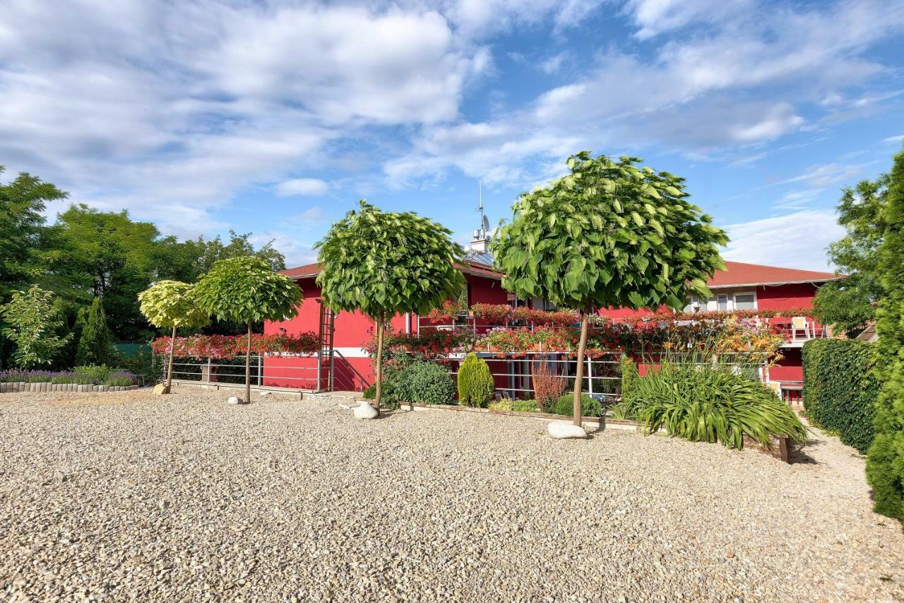Apartmanovy Dom Red Hotel Podhájska Buitenkant foto