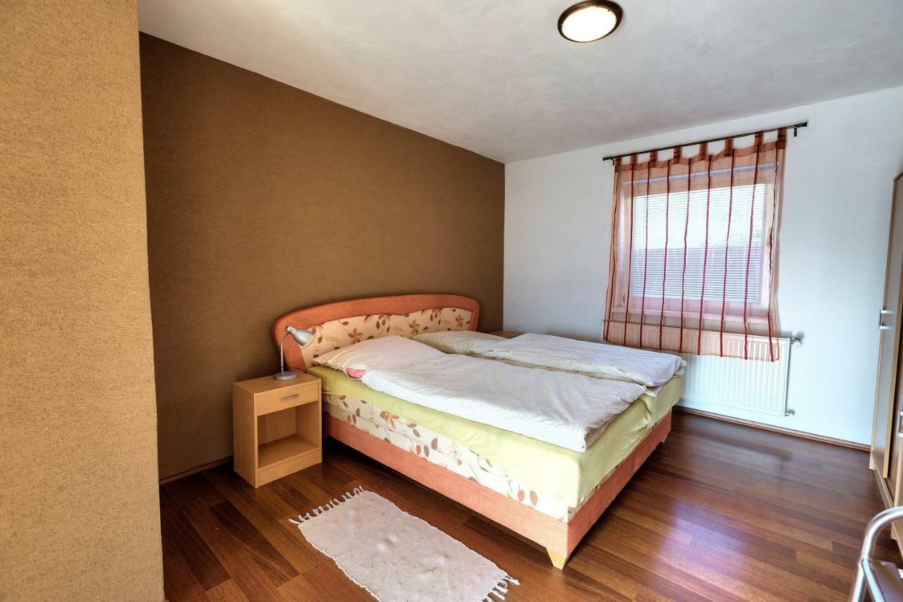 Apartmanovy Dom Red Hotel Podhájska Buitenkant foto