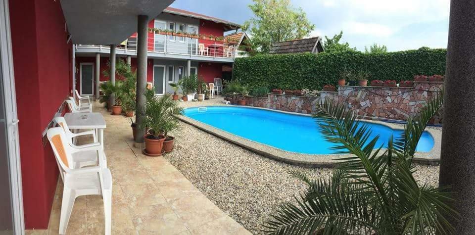 Apartmanovy Dom Red Hotel Podhájska Buitenkant foto