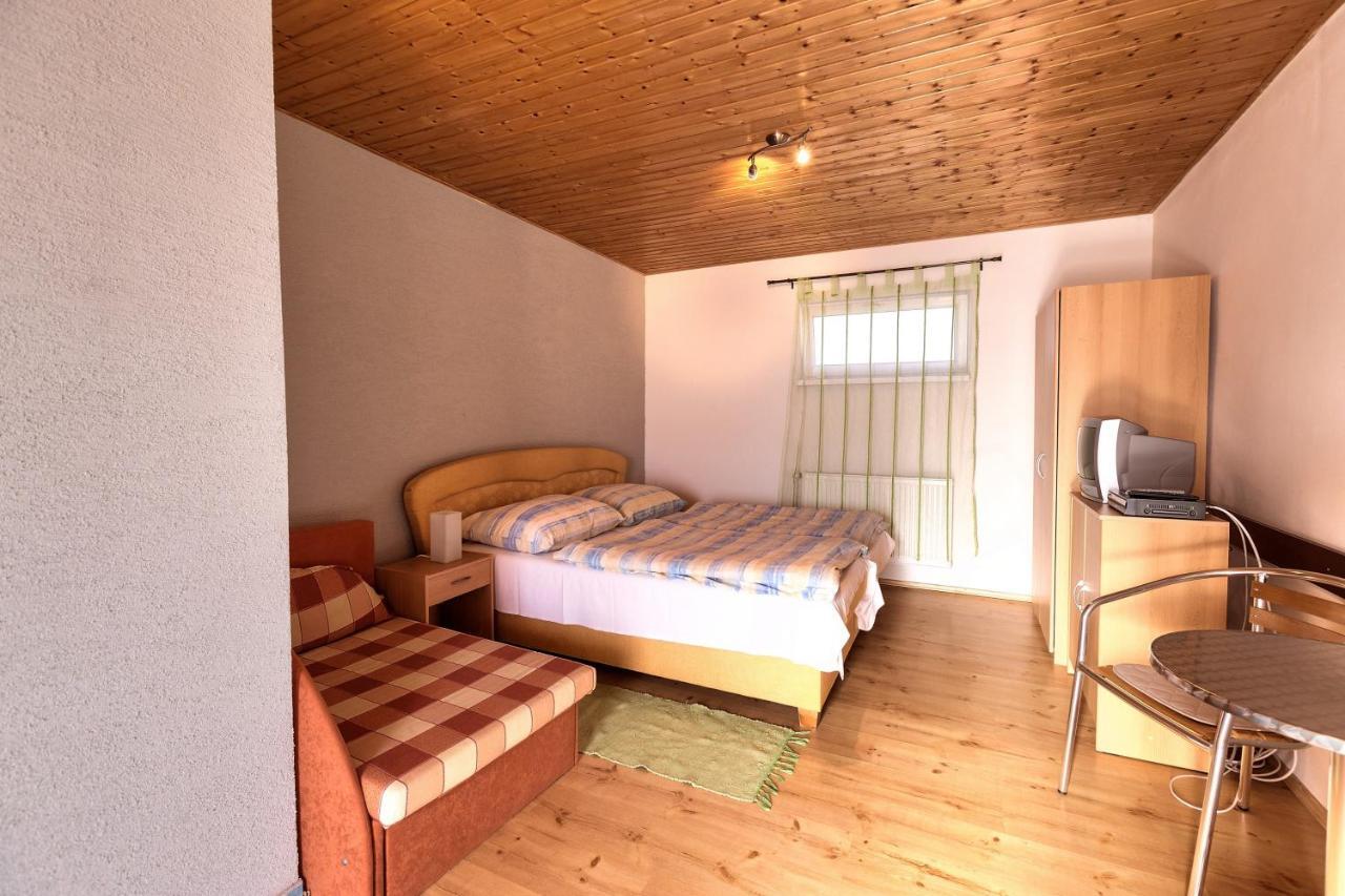 Apartmanovy Dom Red Hotel Podhájska Buitenkant foto