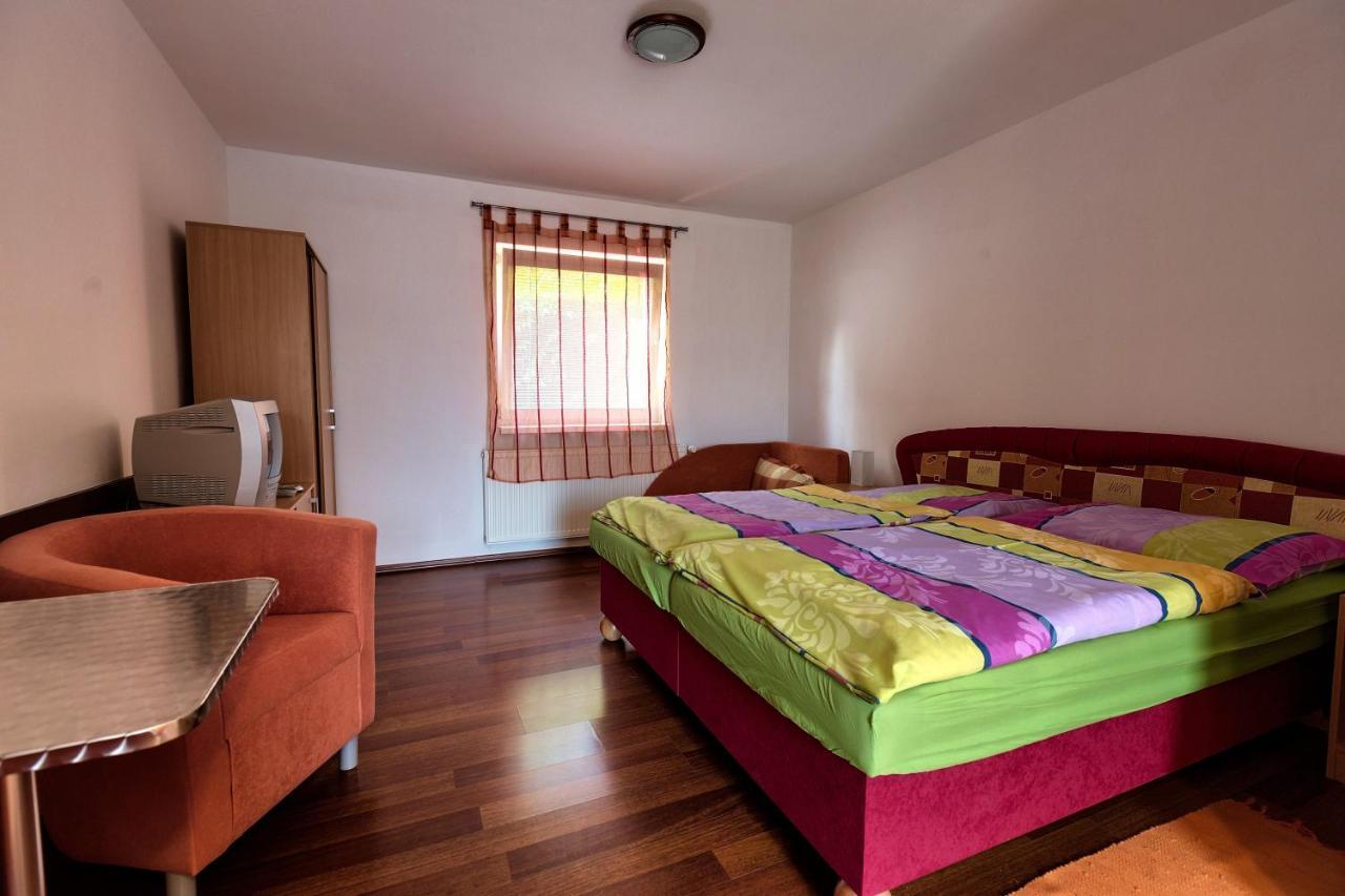 Apartmanovy Dom Red Hotel Podhájska Buitenkant foto