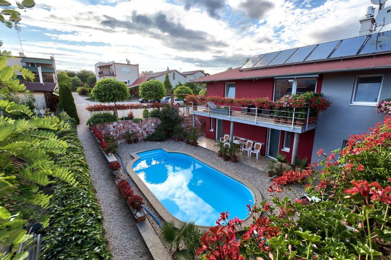 Apartmanovy Dom Red Hotel Podhájska Buitenkant foto